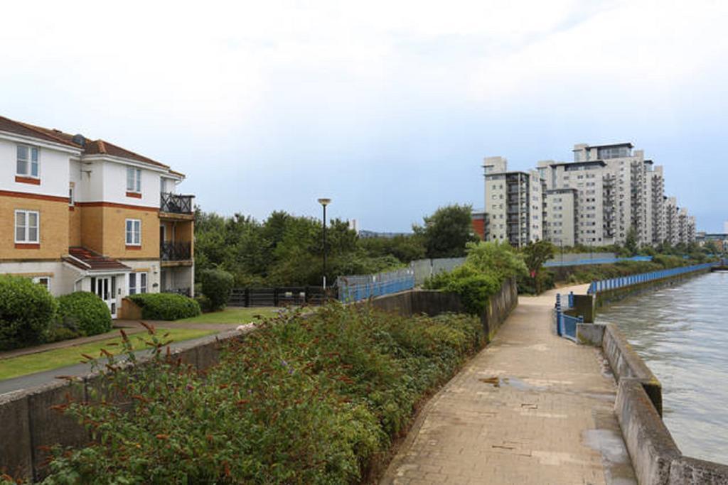 Quiet Riverside Apartment Londra Cameră foto